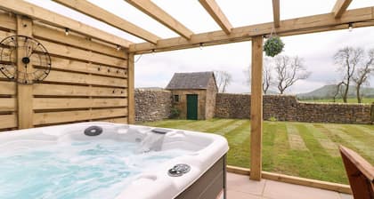 Upper Hurst Farmhouse, Hot tub