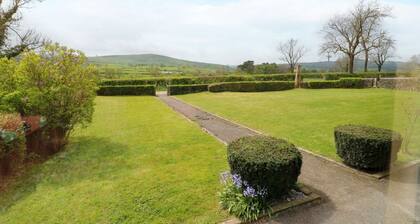 Upper Hurst Farmhouse, Hot tub