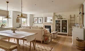 Living area - Stretton Hills Peaks - The Georgian House, Ludlow (Ludlow)