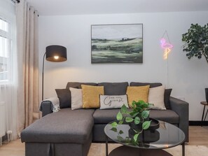 Living area - Milana - A Charming Home in Tiverton (Tiverton)