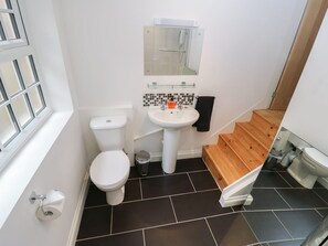 Shower - Riber View: A Scenic Retreat (Matlock)