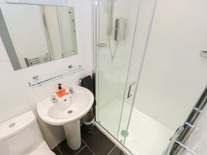 Shower - Riber View: A Scenic Retreat (Matlock)