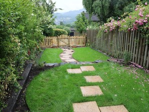 Property grounds - Riber View: A Scenic Retreat (Matlock)