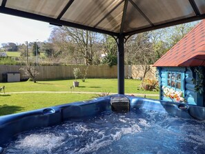 Outdoor spa tub - Applejacks Orchard in Holywell (Holywell)