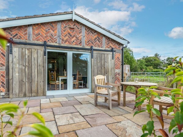 Outdoor dining - The Lodge, Chester: Cozy Retreat (Chester)