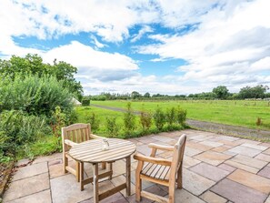 Outdoor dining - The Lodge, Chester: Cozy Retreat (Chester)