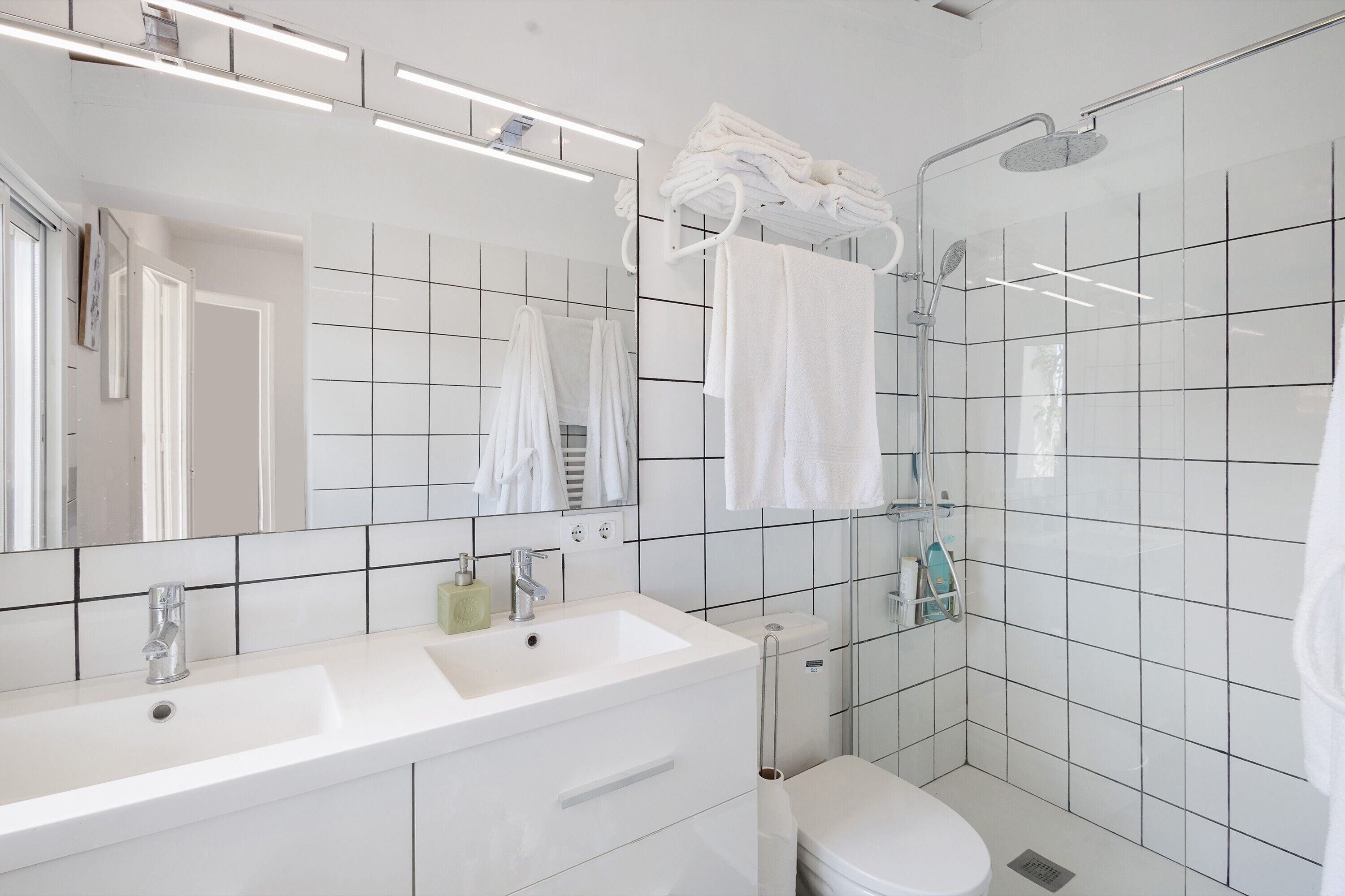 Een douche, een haardroger, handdoeken