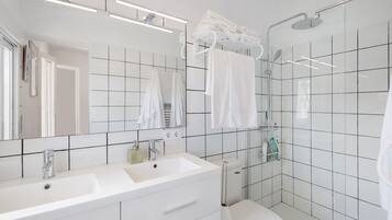 Een douche, een haardroger, handdoeken