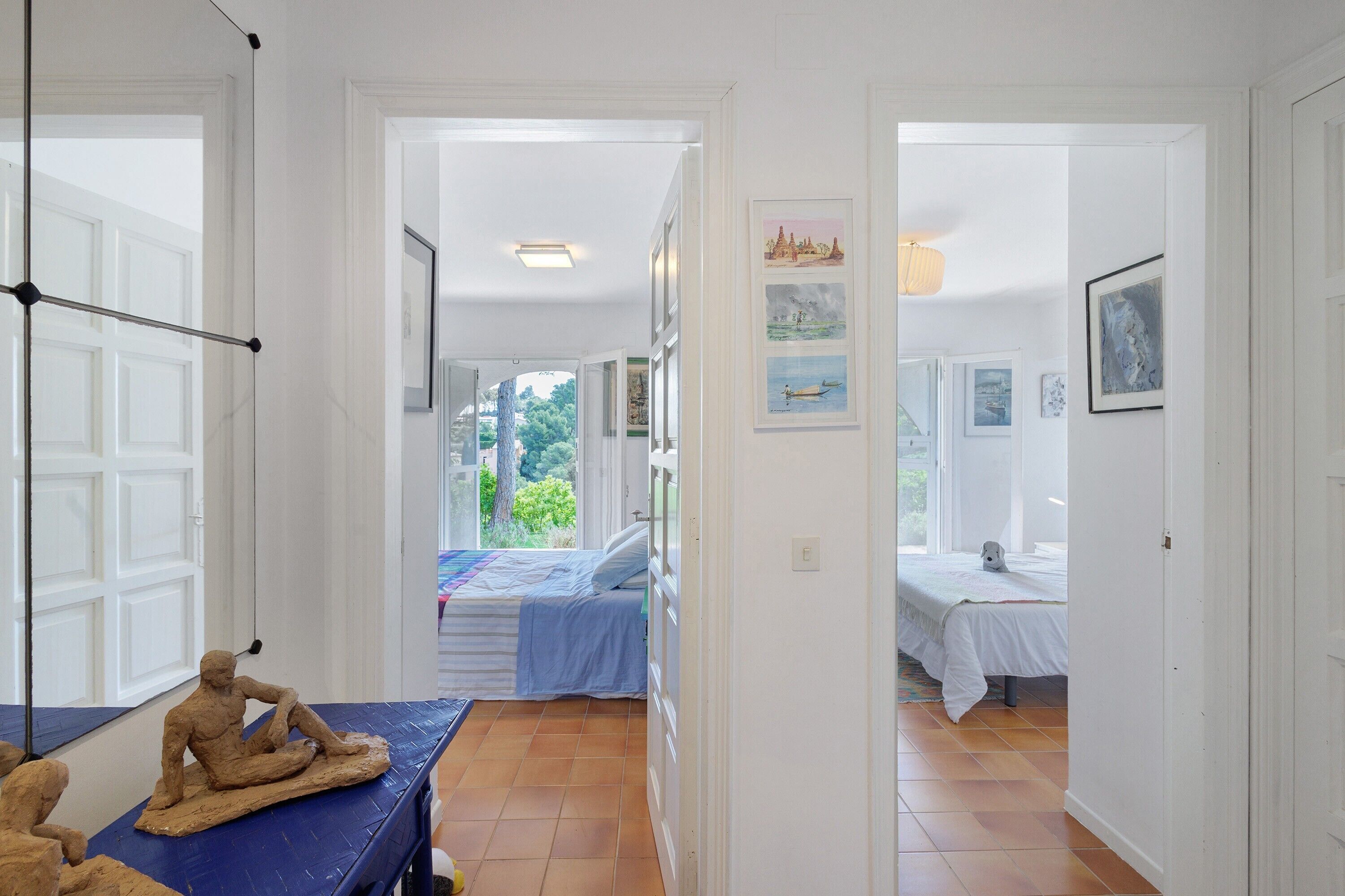 4 bedrooms, iron/ironing board, WiFi, bed sheets