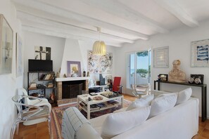 TV, fireplace - Villa with Pool 800 Meters from the Beach (Pals)