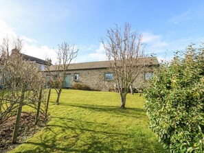 A stone building with a grassy yard and trees. - Prospect Barn, West Witton (Leyburn)