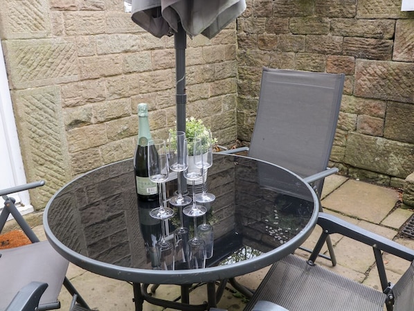 Outdoor dining - Whim Cottage, Hathersage 2 bed (Hope Valley)