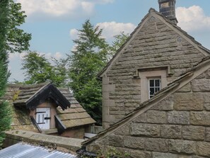A stone building with a pitched roof and a small window. - Whim Cottage, Hathersage 2 bed (Hope Valley)