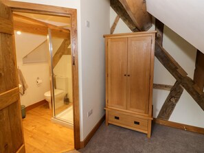 Shower - Grove Farm, Cardington. 6 bed. (Church Stretton)