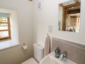 Shower - Grove Farm, Cardington. 6 bed. (Church Stretton)