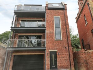 Exterior - APARTMENT 3, stylish apartment with superb views, Whitby (Whitby)