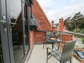 Outdoor dining - APARTMENT 3, stylish apartment with superb views, Whitby (Whitby)