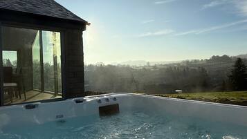Outdoor spa tub