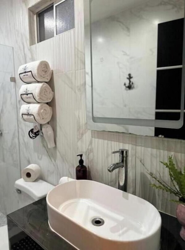 Shower, hair dryer, toilet paper - Suite 3, Apartment Anchor Suites (Puerto Peñasco)