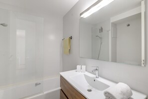 Shower, hair dryer, towels - Seafront Apartment with Stunning Views (Pals)
