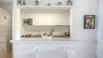Kühlschrank, Mikrowelle, Ofen, Herdplatte