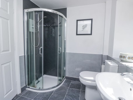 Shower. Coldbeck Cottage, Ravenstonedale