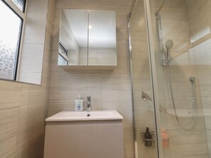 Shower - Wardenlea: A Charming Retreat in Scorton (Preston)