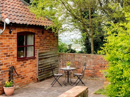 Outdoor dining. Hill Top Cottage, Welbourn