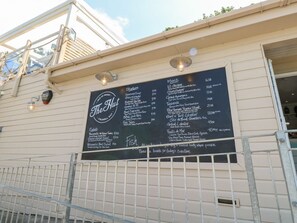 Un panell amb el menú d'un restaurant, que mostra diversos plats i els seus preus.
