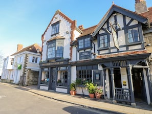 Un edifici tradicional amb un rètol que diu 'The Ruggle Coaching Inn' a la planta baixa.