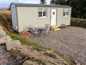 Outdoor dining - Shepherds Retreat Glenlark - Cozy Getaway (Omagh)