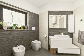 Sèche-cheveux, bidet, serviettes fournies, savon