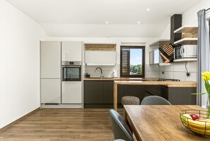 Fridge, microwave, oven, stovetop - Vacation apartment Alison - 6 persons, 3 bedrooms, sea view (Zambratija)