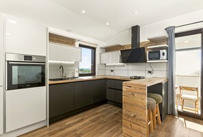 Kaffetrakter/tekoker, kjøleskap, mikrobølgeovn og ovn