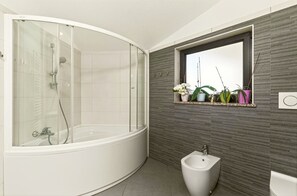 Hair dryer, bidet, towels, soap - Vacation apartment Alison - 6 persons, 3 bedrooms, sea view (Zambratija)