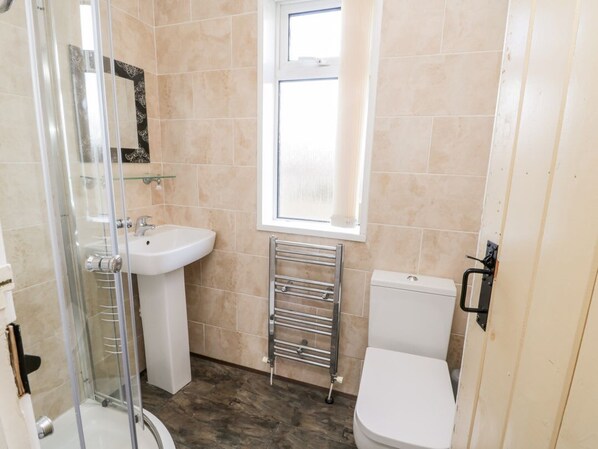 Shower - Yeoman Terrace, Marske-By-The-Sea (Redcar)