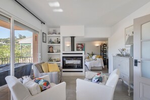 TV, fireplace - Beautiful House with Sea Views (Begur)