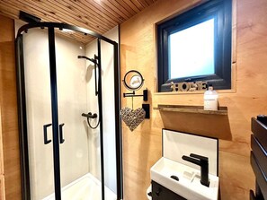 Shower - Charming Harriet in Llangurig, Powys (Llanidloes)