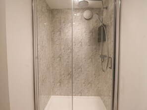 Shower - The Woodpecker in Scarborough. (Scarborough)