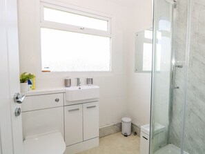 Bathroom - Dolly's Lookout: Beachside Retreat (Lowestoft)
