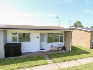 Outdoor dining - Dolly's Lookout: Beachside Retreat (Lowestoft)