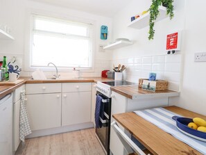 Private kitchen - Dolly's Lookout: Beachside Retreat (Lowestoft)