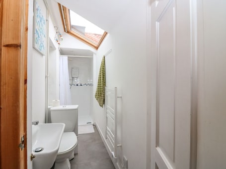Shower. Dookers Hoose, Cullen, Moray