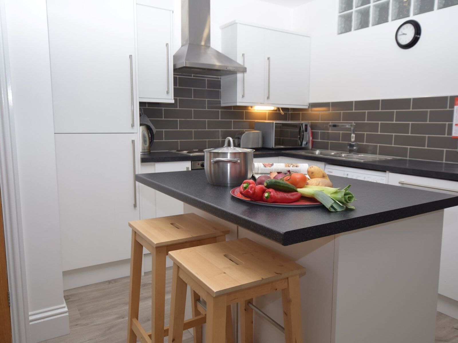 Micro-ondes, four, plaque de cuisson, lave-vaisselle