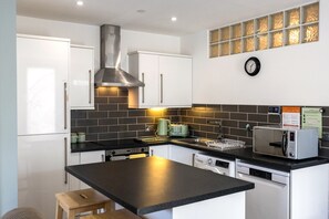 Microwave, oven, stovetop, dishwasher - The Greenhouse - contemporary holiday home with eco credentials (Eastbourne)