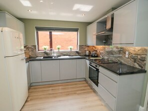 Private kitchen - 6 Fairfax Close in Ampleforth. (York)