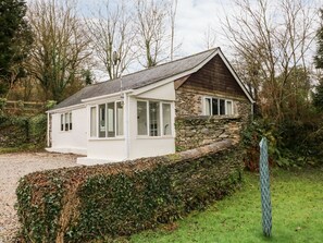A single-story house with a stone facade and a white exterior. - Priory House Cottage, Barnstaple (Barnstaple)