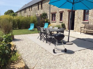 Outdoor dining - Gîte Baie des Veys near Utah Beach (Brucheville)