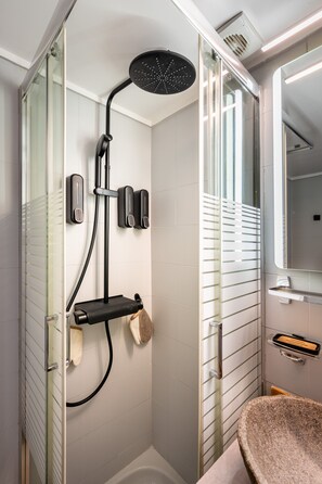 Shower, hair dryer, towels - The Apex Boutique Studio with Private Terrace, Wi-Fi, and Air Conditioning (Athina)