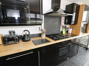 Dishwasher, high chair - Bwthyn Awel, Cemaes Bay (Holyhead)